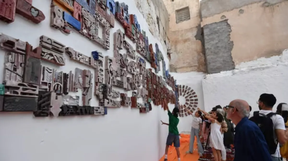 Độc đ&aacute;o bức tranh tường gh&eacute;p từ 1.001 vi&ecirc;n gạch - Ảnh 1.