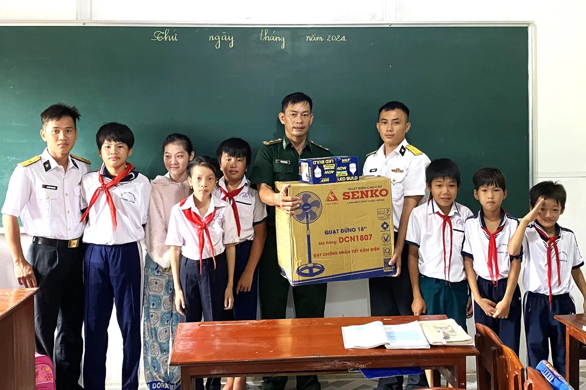 San sẻ yêu thương với học sinh lớp học tình thương đảo Hòn Chuối - Ảnh 1.