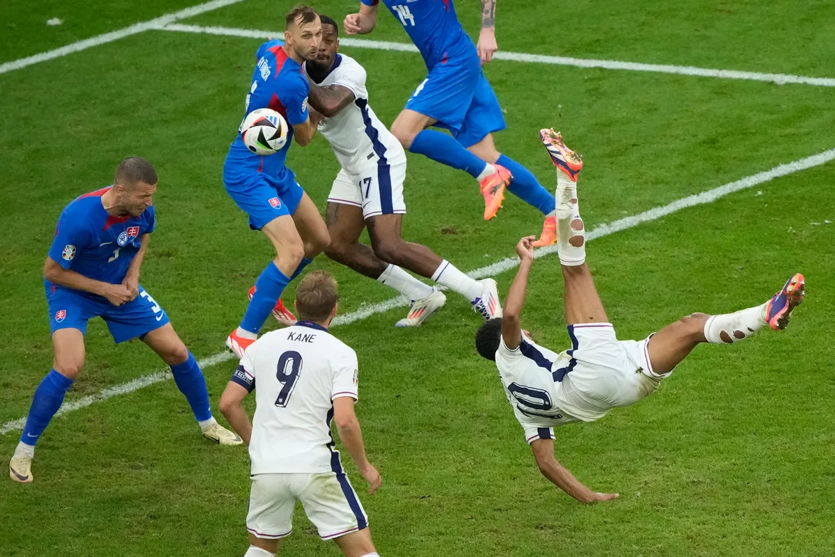 Bellingham so sánh bàn thắng của mình với siêu phẩm của Ronaldo - Ảnh 1.