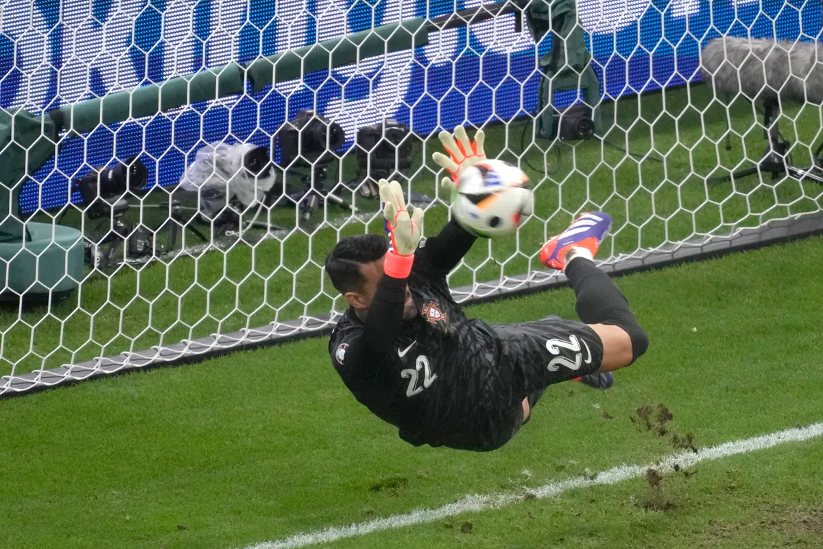 Euro 2024 - giải đấu của những thủ môn xuất sắc - Ảnh 3. Euro 2024 - giải đấu của những thủ môn xuất sắc - Ảnh 3.