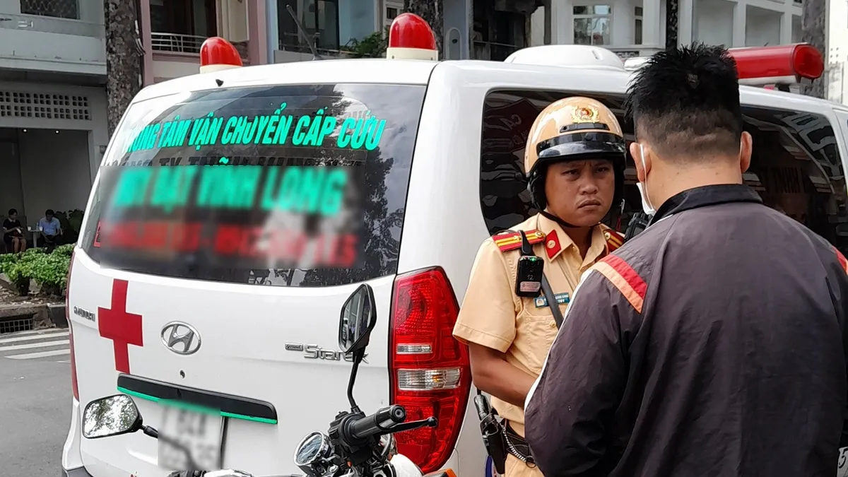 TP Hồ Chí Minh: Kiểm tra việc lắp đặt, sử dụng thiết bị phát tín hiệu trên xe ưu tiên - Ảnh 2.