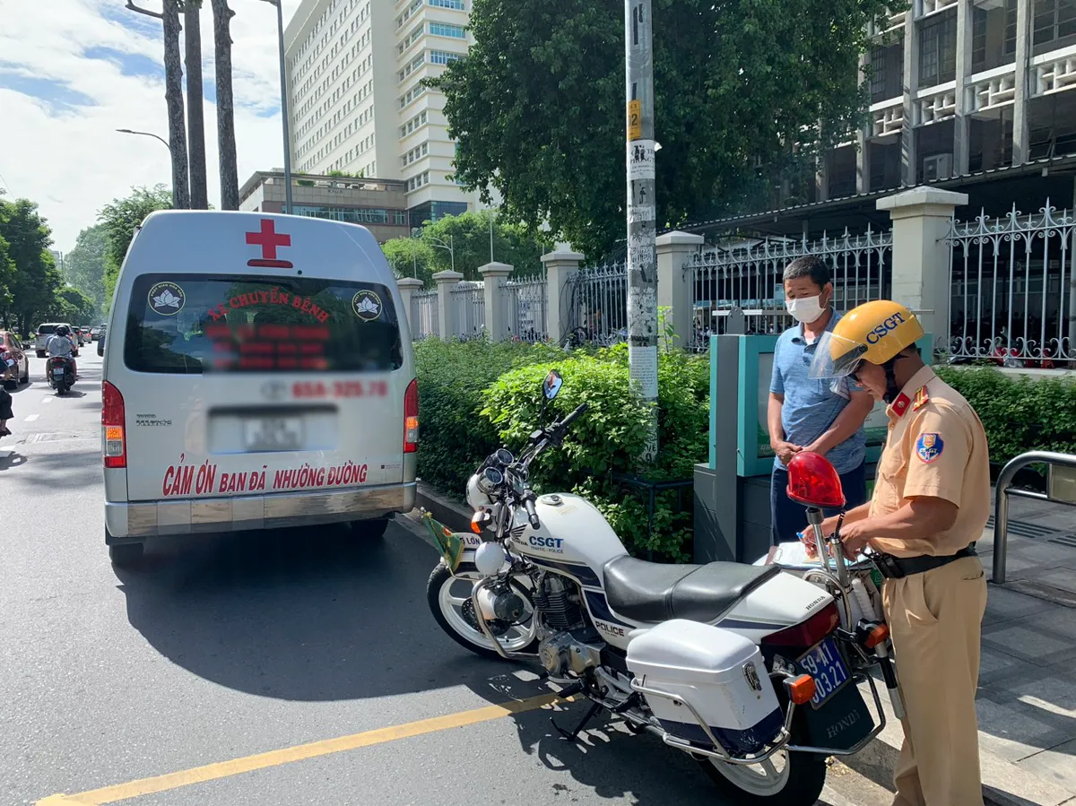 TP Hồ Chí Minh: Kiểm tra việc lắp đặt, sử dụng thiết bị phát tín hiệu trên xe ưu tiên - Ảnh 1.