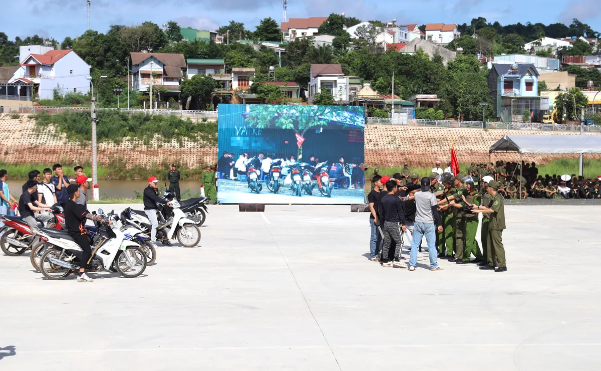 Đắk N&ocirc;ng đồng loạt ra mắt 713 tổ Bảo vệ an ninh cơ sở - Ảnh 4.