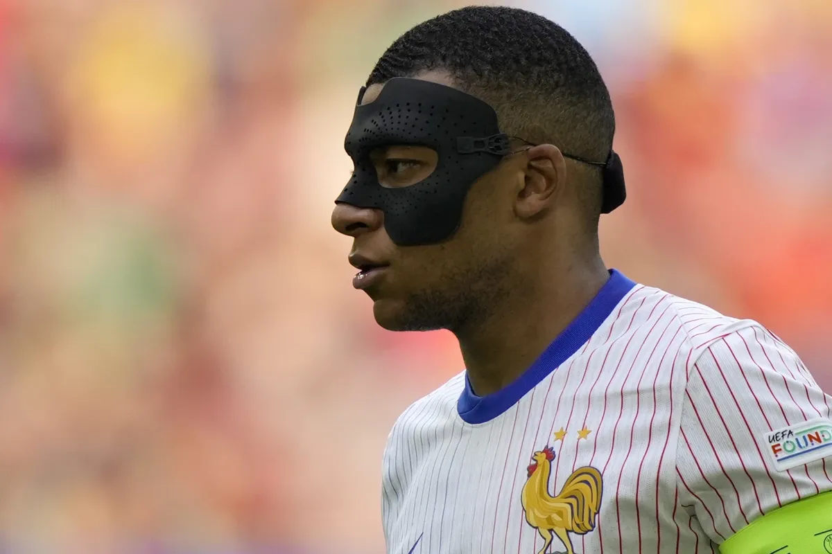Mbappé đang gặp khó khăn với việc thay đổi mặt nạ liên tục trong các trận đấu - Ảnh 1.