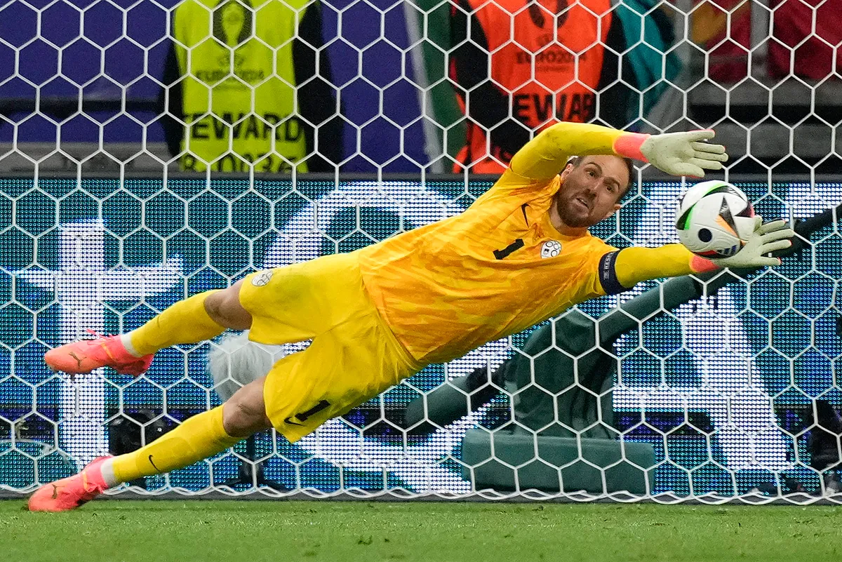 Euro 2024 - giải đấu của những thủ môn xuất sắc - Ảnh 2. Euro 2024 - giải đấu của những thủ môn xuất sắc - Ảnh 2.