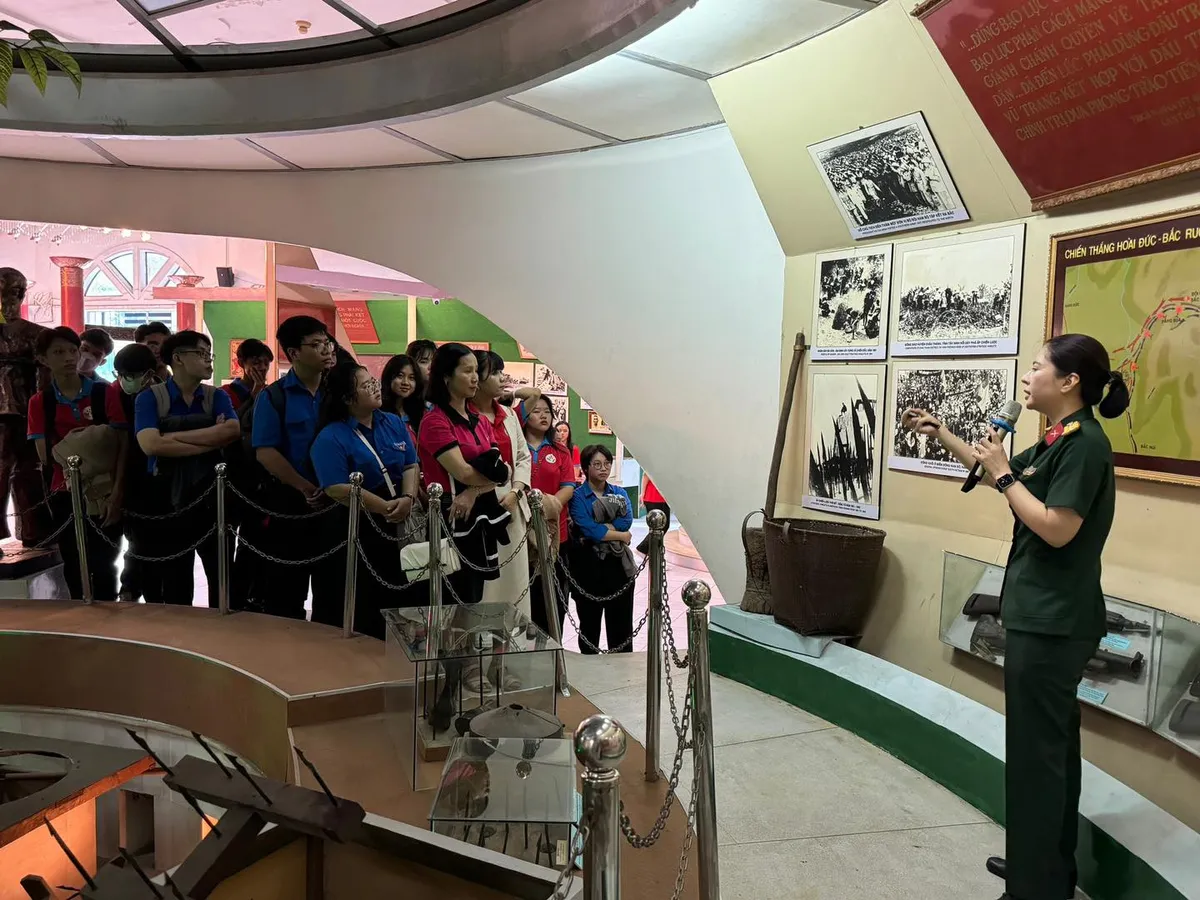 Kh&aacute;m ph&aacute; TP Hồ Ch&iacute; Minh &ndash; h&agrave;nh tr&igrave;nh &yacute; nghĩa của c&aacute;c chiến sĩ Hoa phượng đỏ - Ảnh 3.