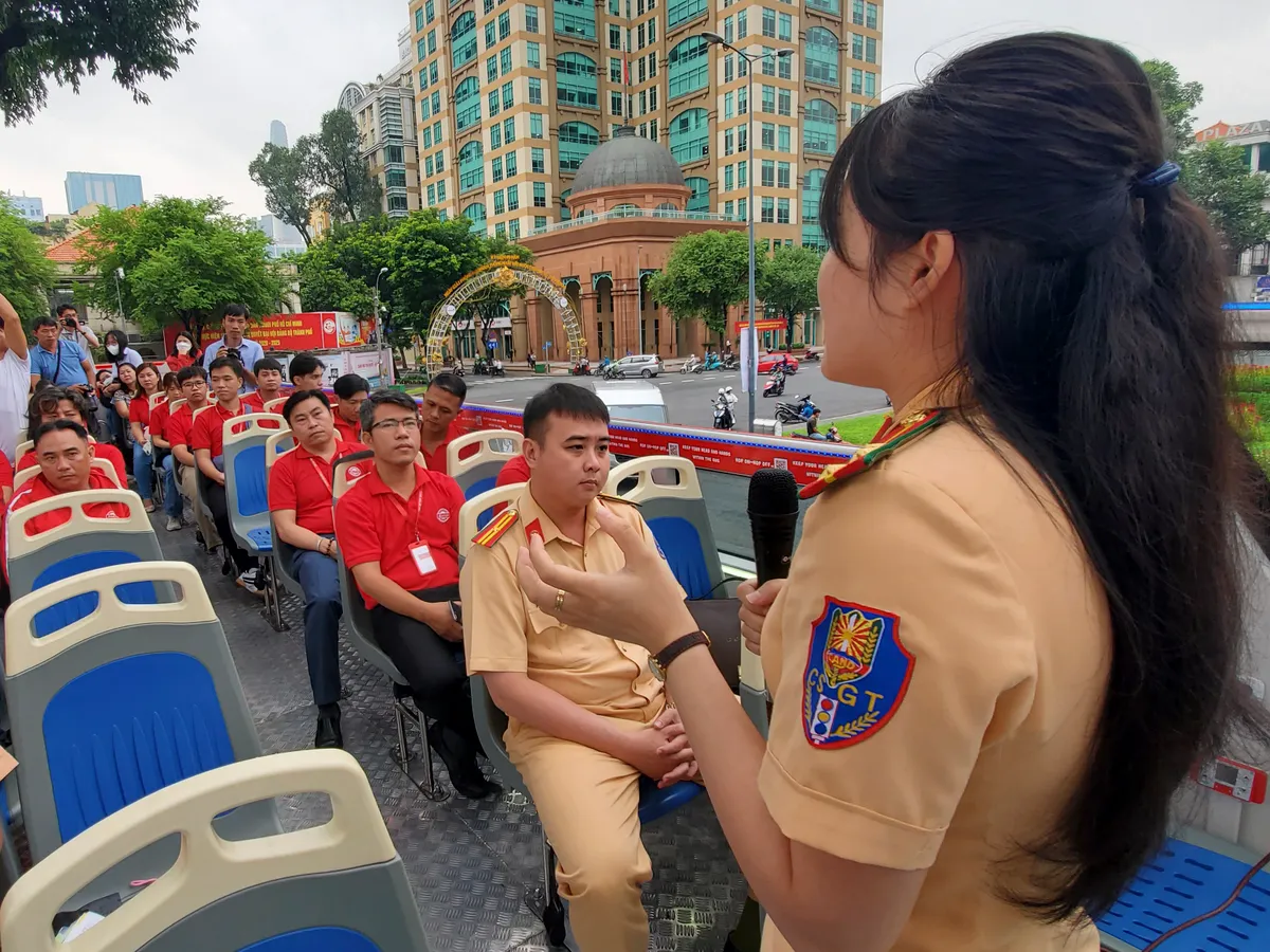 Tuyên truyền an toàn giao thông cho nhân viên vận hành xe bus 2 tầng - Ảnh 1.