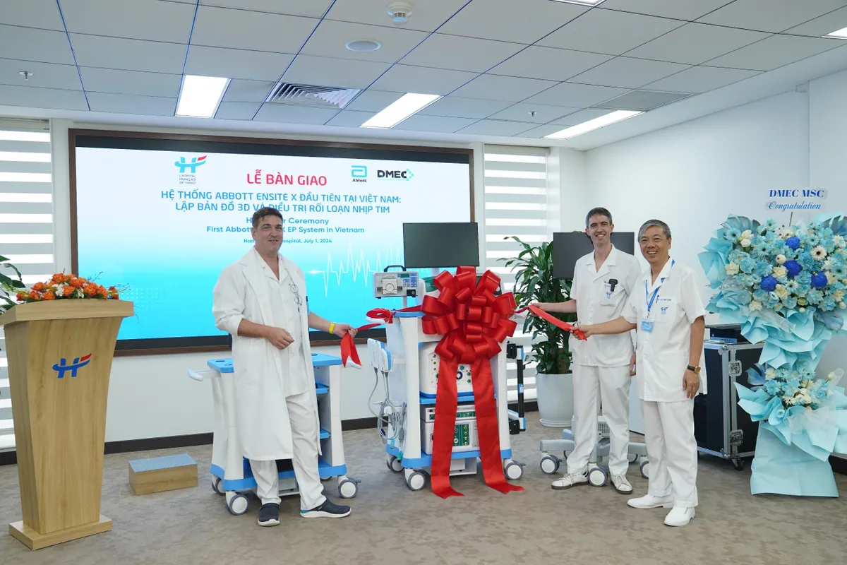 BV Việt Pháp Hà Nội trang bị hệ thống lập bản đồ 3D và điều trị rối loạn nhịp tim từ Abbott Medical - Ảnh 1. BV Việt Pháp Hà Nội trang bị hệ thống lập bản đồ 3D và điều trị rối loạn nhịp tim từ Abbott Medical - Ảnh 1.