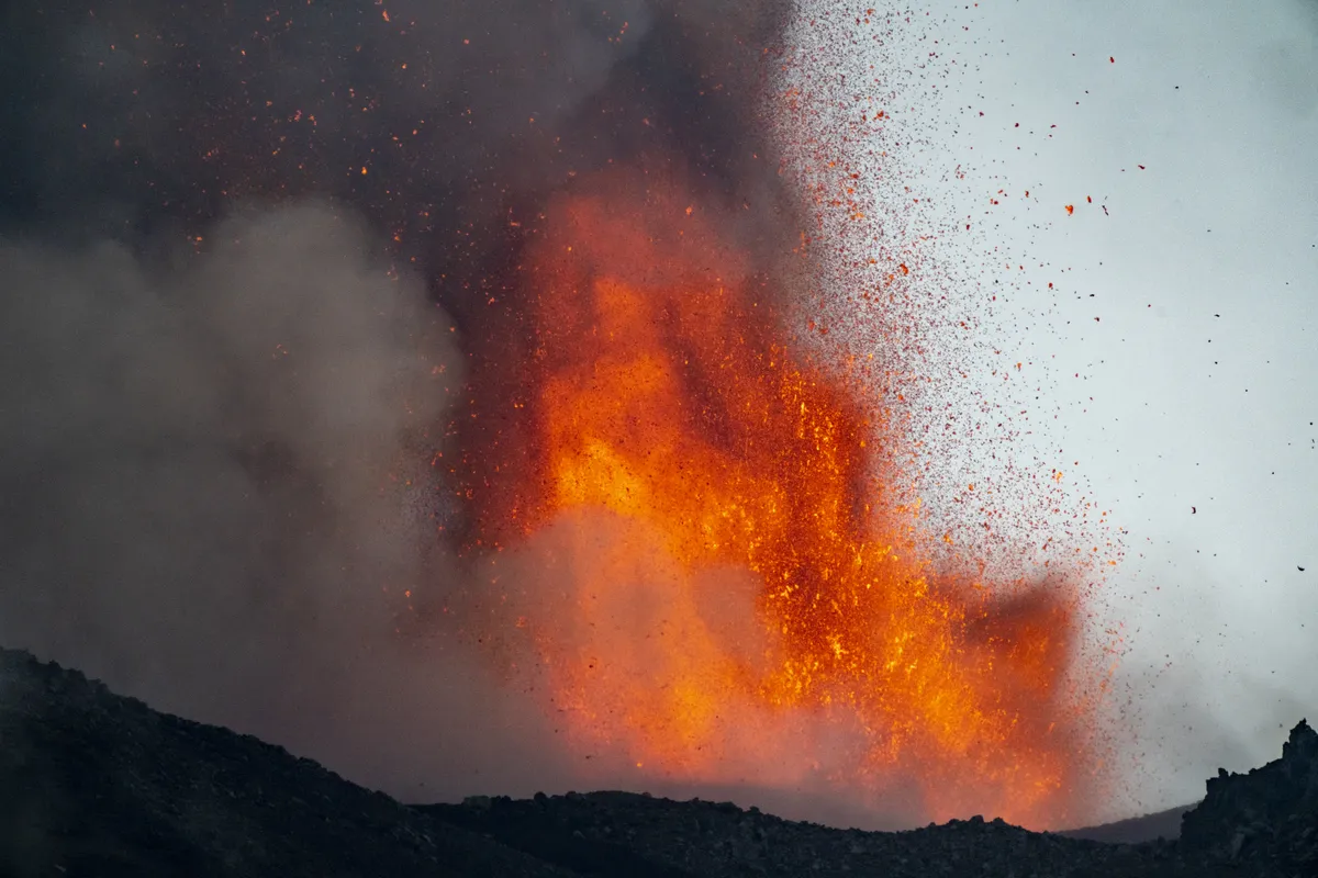 Núi lửa Etna và Stromboli phun trào, Sicily đóng cửa sân bay - Ảnh 1.