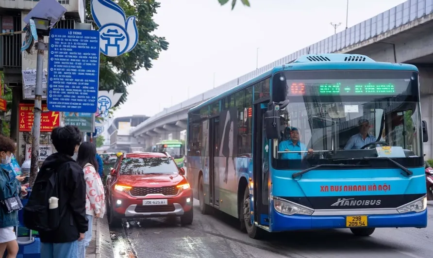 Hàng loạt điểm dừng, nhà chờ xe bus ở Hà Nội ngang nhiên bị chiếm dụng - Ảnh 1.