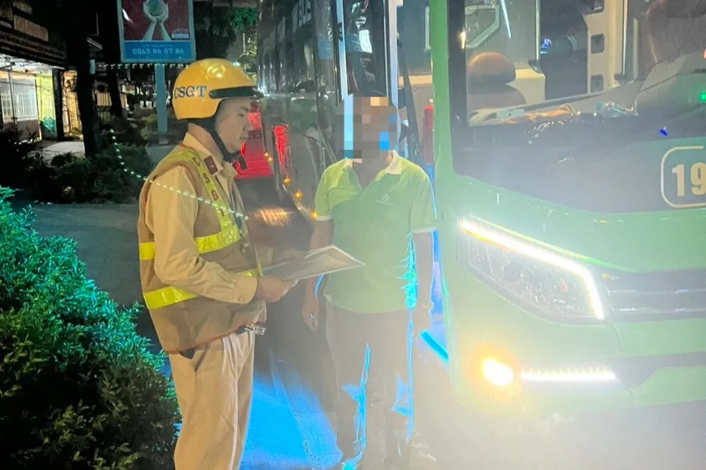 Hà Nội: Tước bằng lái tài xế xe khách đi lên cầu vượt Láng Hạ - Ảnh 1.
