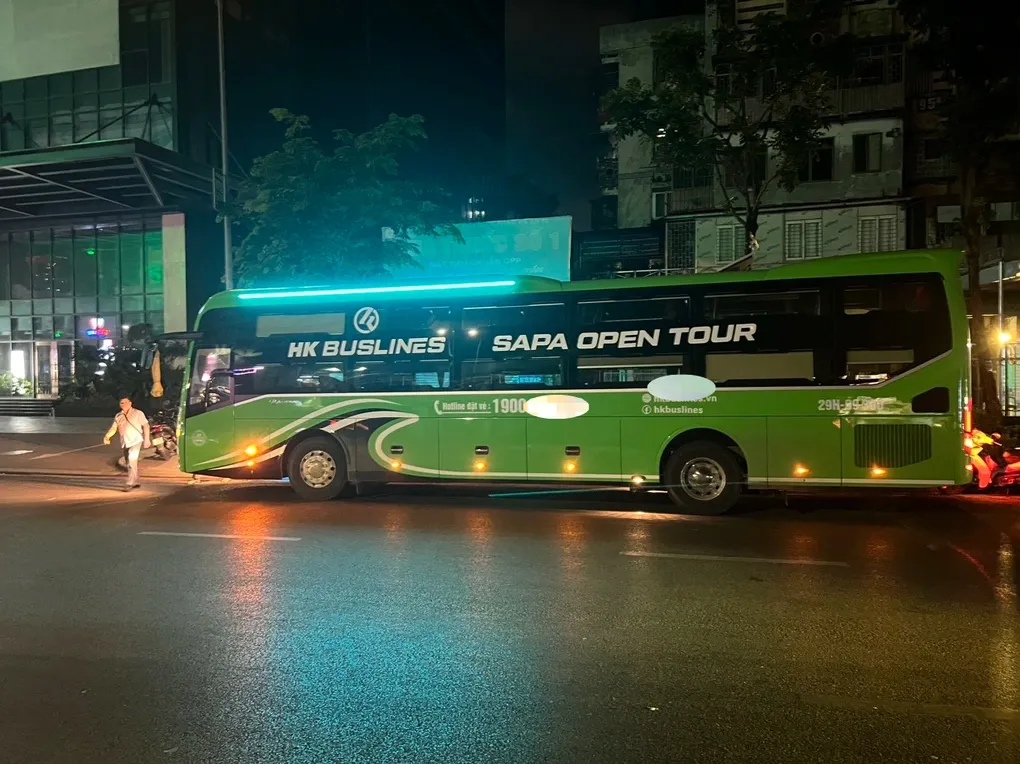 Hà Nội: Tước bằng lái tài xế xe khách đi lên cầu vượt Láng Hạ - Ảnh 2.