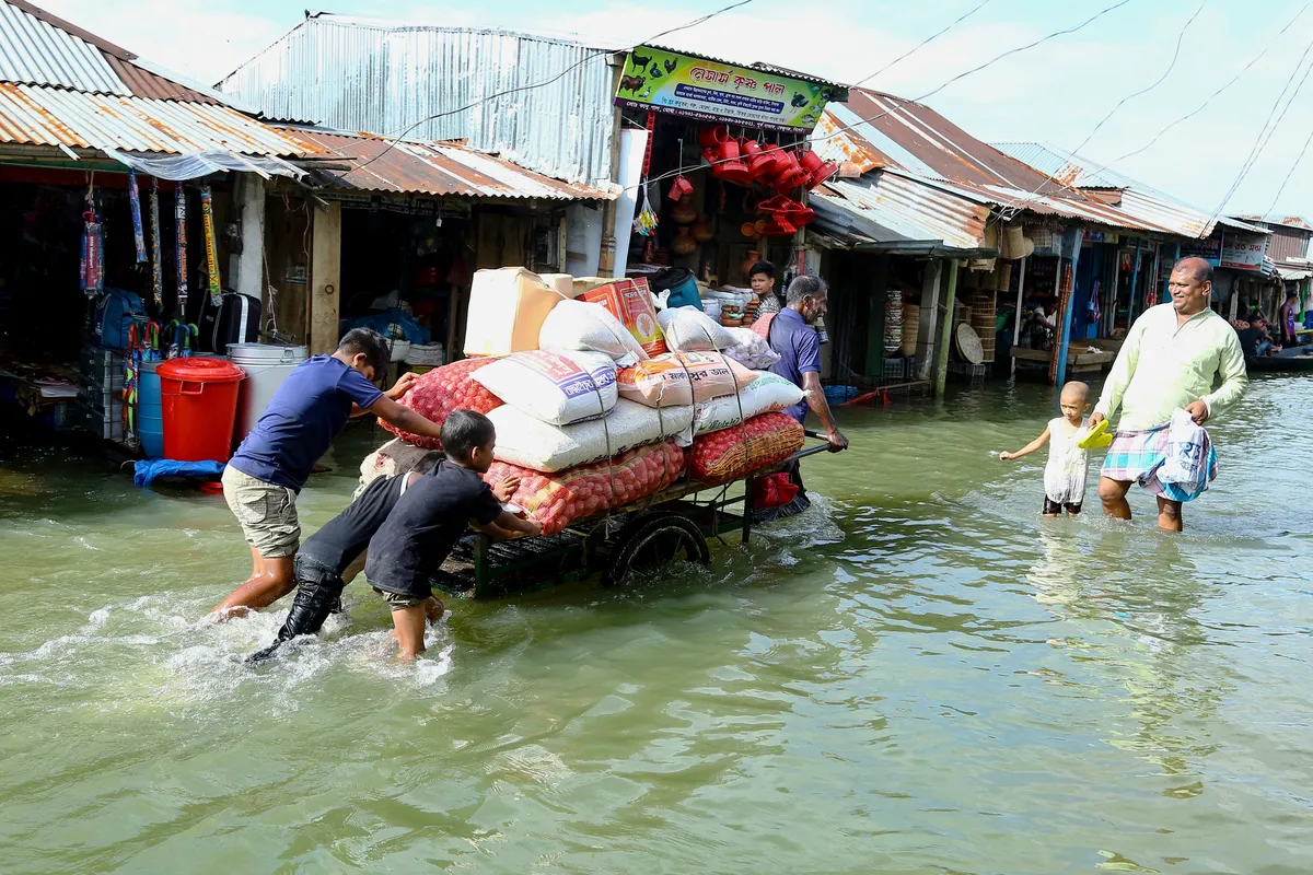 8 người tử vong, 2 triệu người bị ảnh hưởng bởi lũ lụt ở Bangladesh - Ảnh 1.