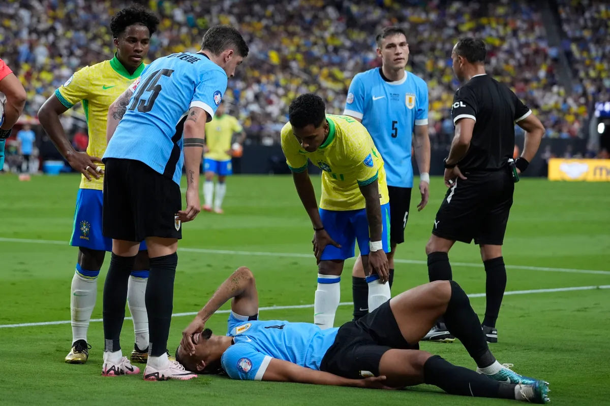 Sau Pedri, Barcelona tiếp tục đ&oacute;n tin dữ từ Ronald Araujo - Ảnh 1.