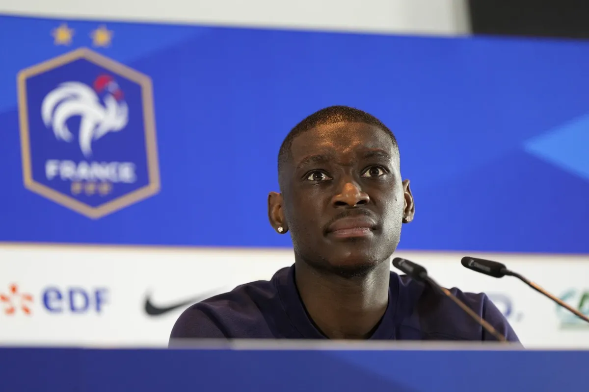 Kolo Muani bảo vệ Mbapp&eacute; - Ảnh 1.