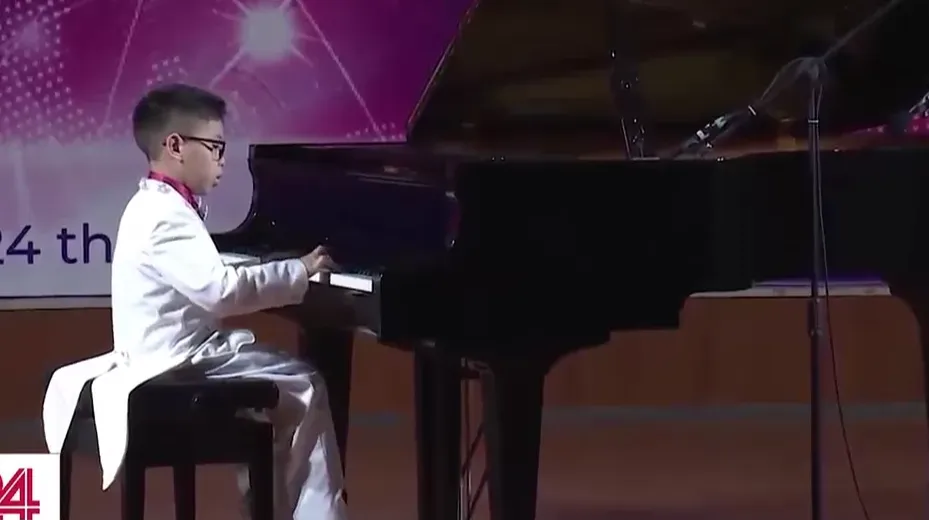 Cậu bé khuyết tật 10 tuổi giành giải thưởng piano toàn quốc 2024 - Ảnh 1.