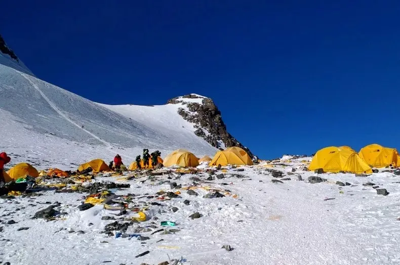 Phải mất nhiều năm để dọn dẹp rác thải trên đỉnh Everest - Ảnh 1.