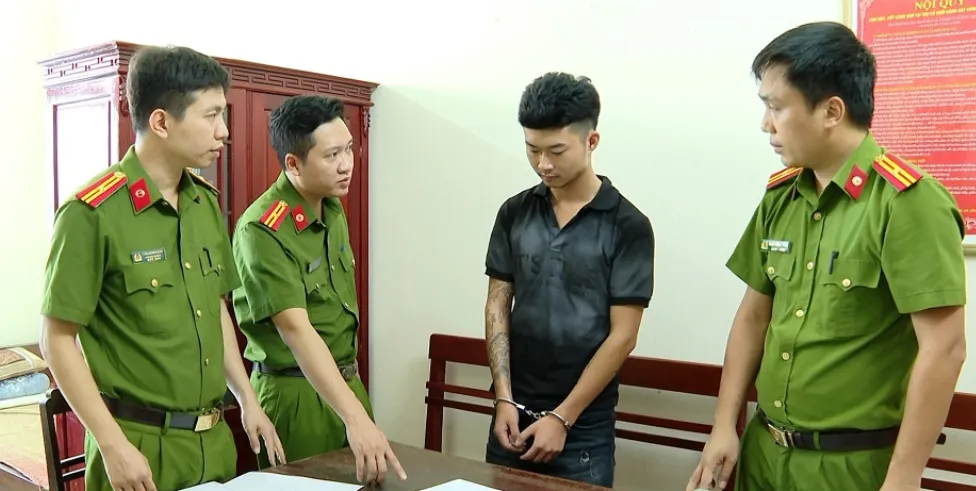 Bắt quả tang đối tượng giấu nhiều túi bột trắng trong cốp xe - Ảnh 3.