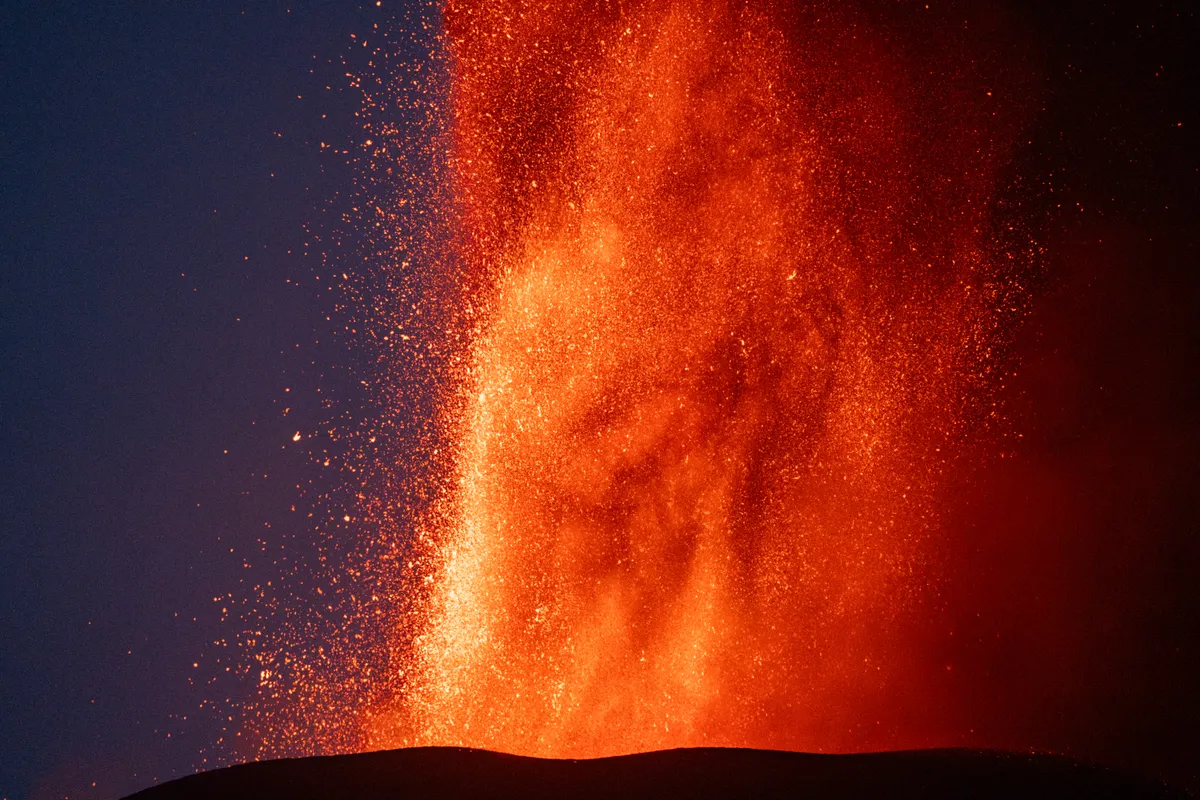 Núi lửa Etna ở Italy hoạt động mạnh trở lại, phun dung nham nóng đỏ và tro bụi khắp bầu trời - Ảnh 3.