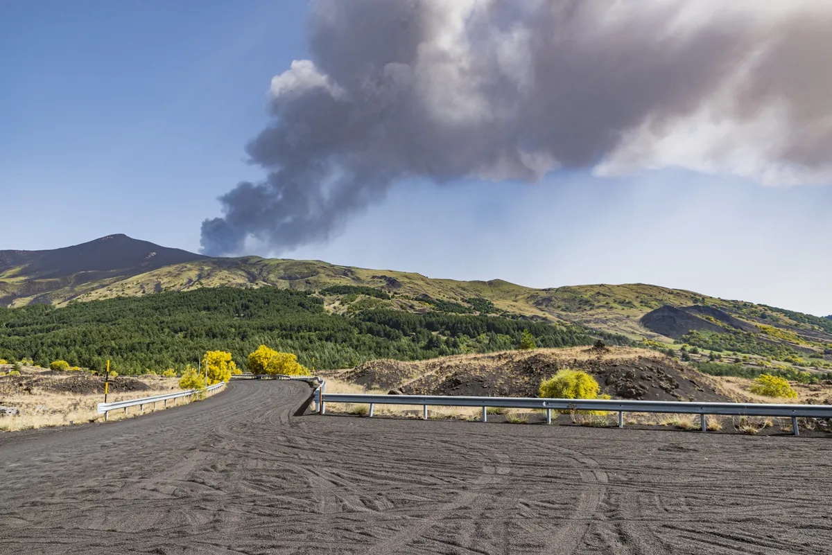 Núi lửa Etna ở Italy hoạt động mạnh trở lại, phun dung nham nóng đỏ và tro bụi khắp bầu trời - Ảnh 4.