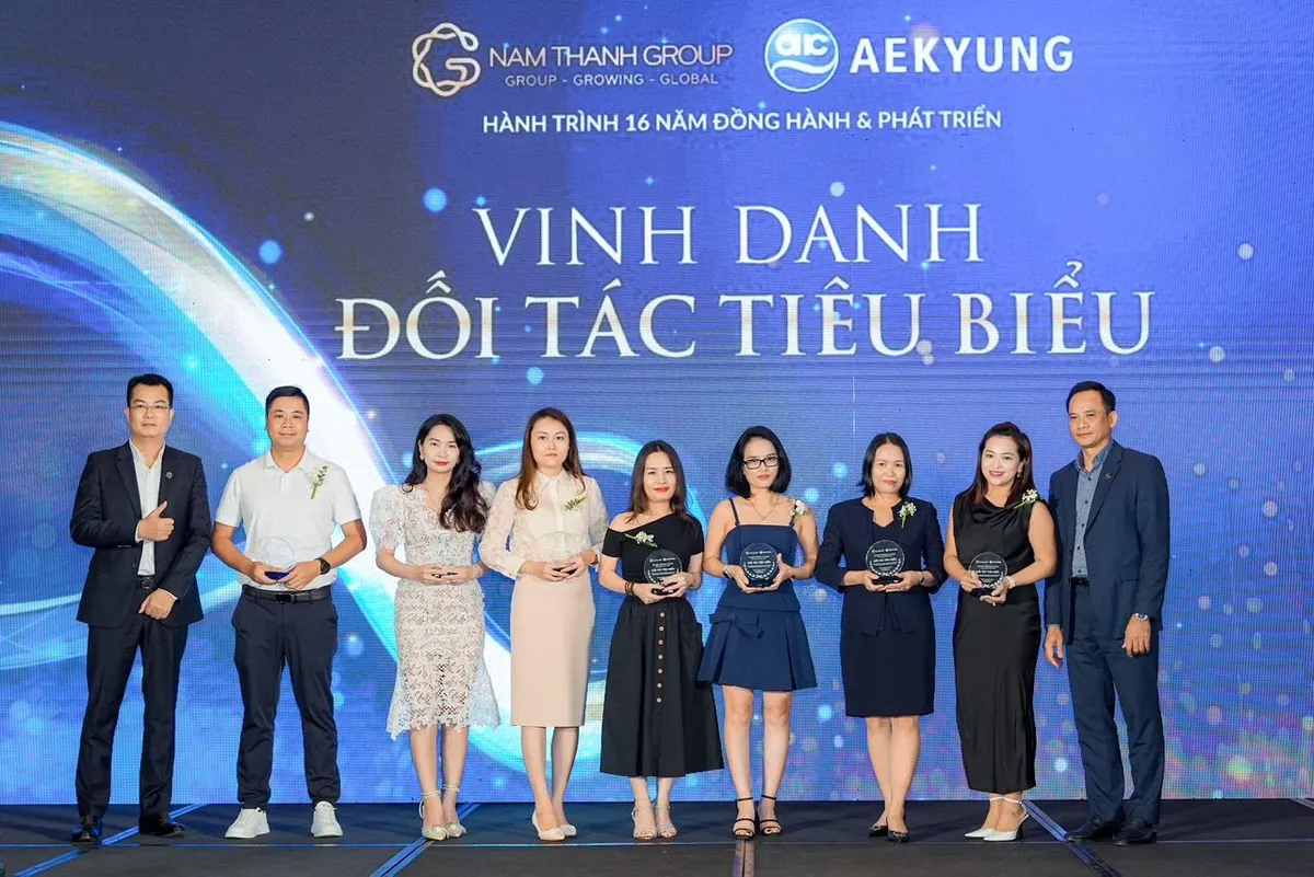 Nam Th&agrave;nh Group v&agrave; Aekyung tri &acirc;n đối t&aacute;c trong sự kiện &ldquo;H&agrave;nh tr&igrave;nh 16 năm: Đồng h&agrave;nh v&agrave; Ph&aacute;t triển&rdquo; - Ảnh 4.