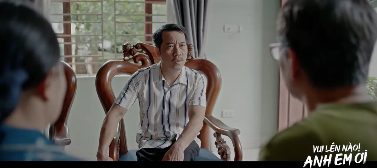 Vui l&ecirc;n n&agrave;o anh em ơi - Tập 3: Tiến su&yacute;t lộ b&iacute; mật, Thắng bị c&ocirc;ng an ập đến nh&agrave; - Ảnh 2.