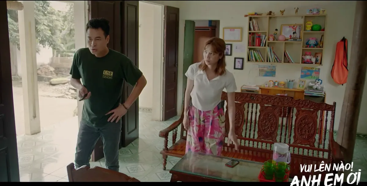 Vui l&ecirc;n n&agrave;o anh em ơi - Tập 3: Tiến su&yacute;t lộ b&iacute; mật, Thắng bị c&ocirc;ng an ập đến nh&agrave; - Ảnh 3.