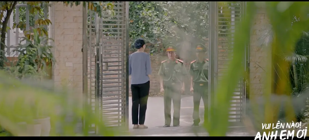 Vui l&ecirc;n n&agrave;o anh em ơi - Tập 3: Tiến su&yacute;t lộ b&iacute; mật, Thắng bị c&ocirc;ng an ập đến nh&agrave; - Ảnh 1.