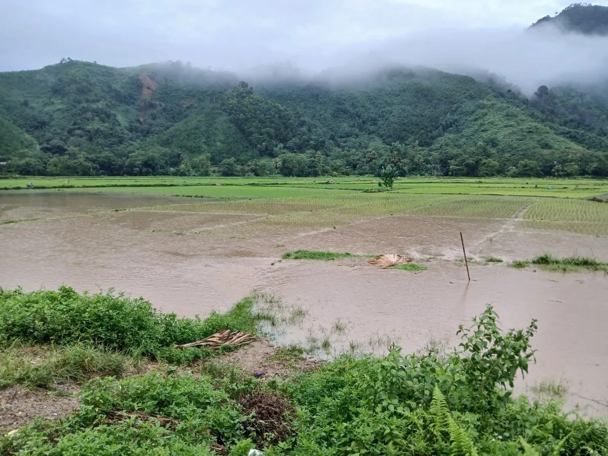 Hà Giang lại mưa rất lớn, sạt lở gây chia cắt - Ảnh 2.