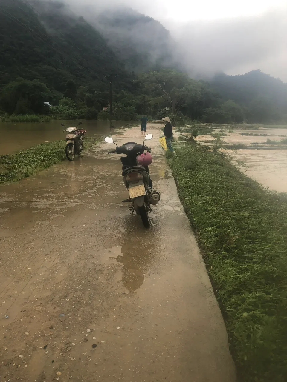 Hà Giang lại mưa rất lớn, sạt lở gây chia cắt - Ảnh 5.