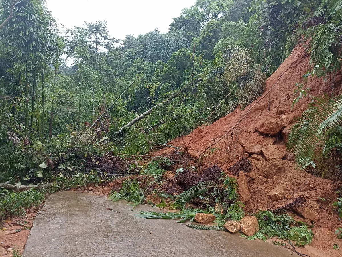 Hà Giang lại mưa rất lớn, sạt lở gây chia cắt - Ảnh 6.