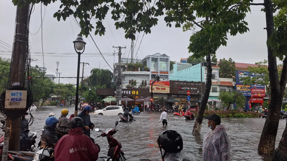 Kiên Giang: TP Rạch Giá ngập sâu sau cơn mưa lớn kéo dài - Ảnh 4.