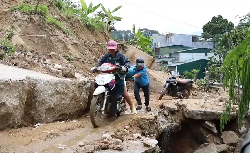 Quốc lộ 34 sạt lở nghiêm trọng, giao thông tê liệt - Ảnh 1.