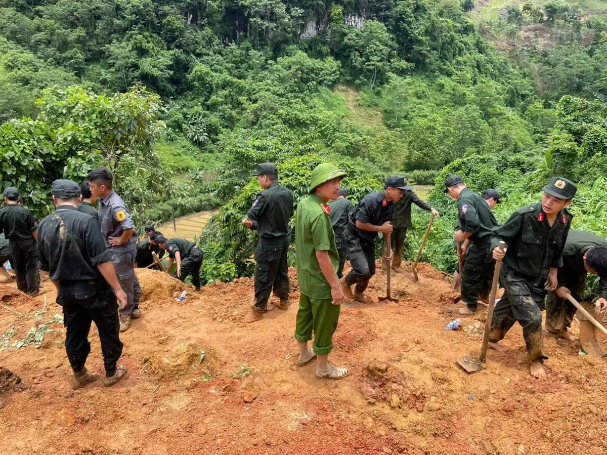 Hàng trăm cán bộ, chiến sĩ tham gia tìm kiếm người mất tích do sạt lở đất ở Hà Giang - Ảnh 3.