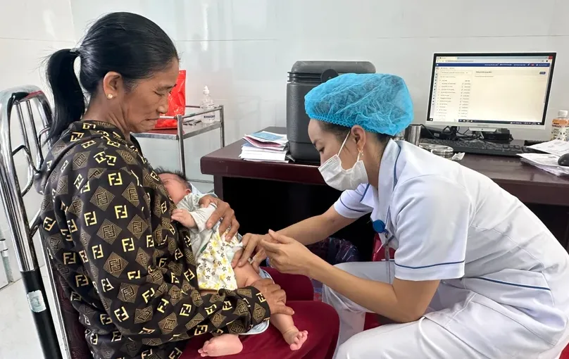 Nghệ An nâng cao tỷ lệ tiêm vaccine phòng bạch hầu - Ảnh 1.