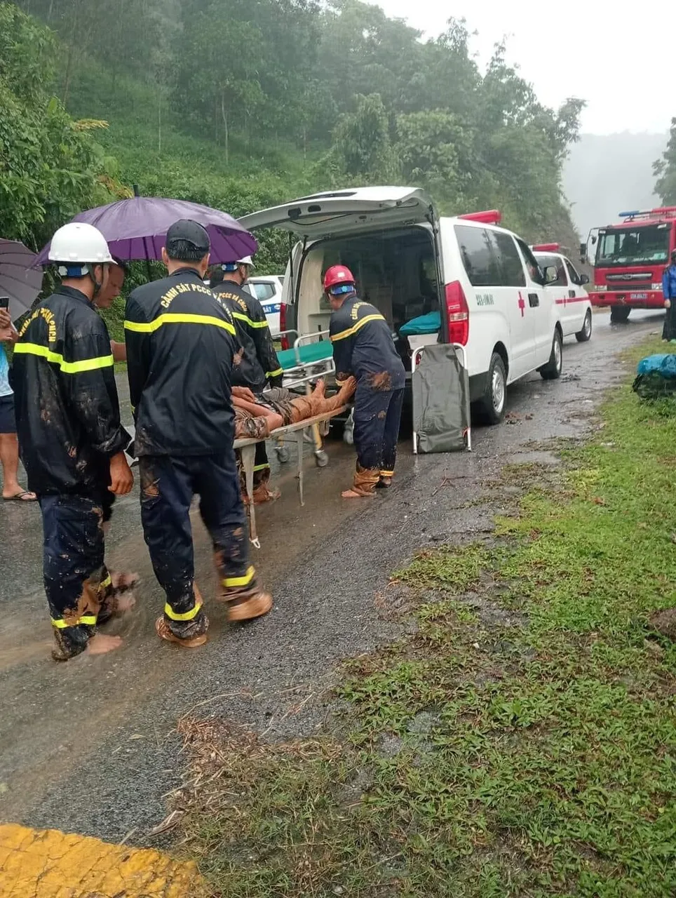 Sạt lở đất vùi lấp xe khách ở Hà Giang: 11 người tử vong, 4 người bị thương - Ảnh 1.