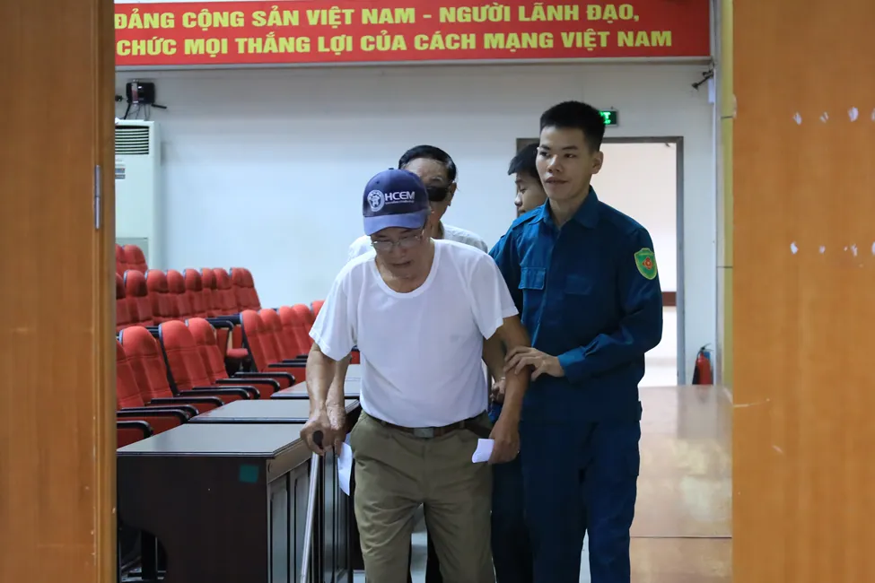 Bệnh viện Nội tiết Trung ương kh&aacute;m, tặng qu&agrave; cho 181 đối tượng ch&iacute;nh s&aacute;ch - Ảnh 4.