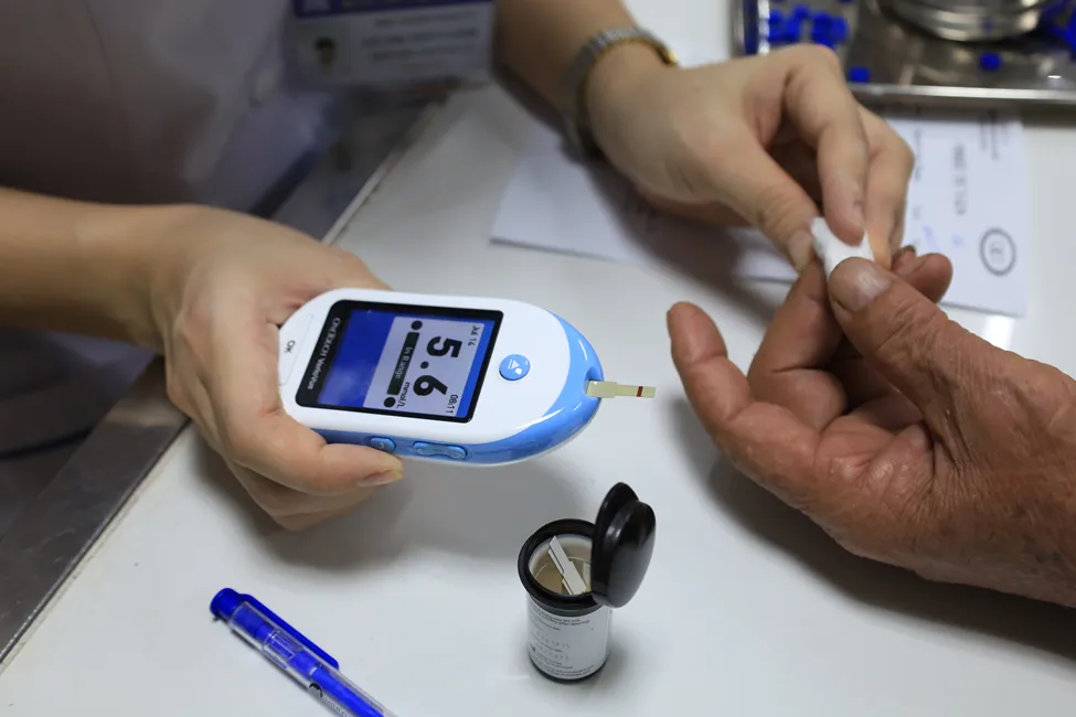 Bệnh viện Nội tiết Trung ương kh&aacute;m, tặng qu&agrave; cho 181 đối tượng ch&iacute;nh s&aacute;ch - Ảnh 5.