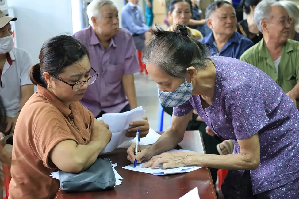 Bệnh viện Nội tiết Trung ương kh&aacute;m, tặng qu&agrave; cho 181 đối tượng ch&iacute;nh s&aacute;ch - Ảnh 1.