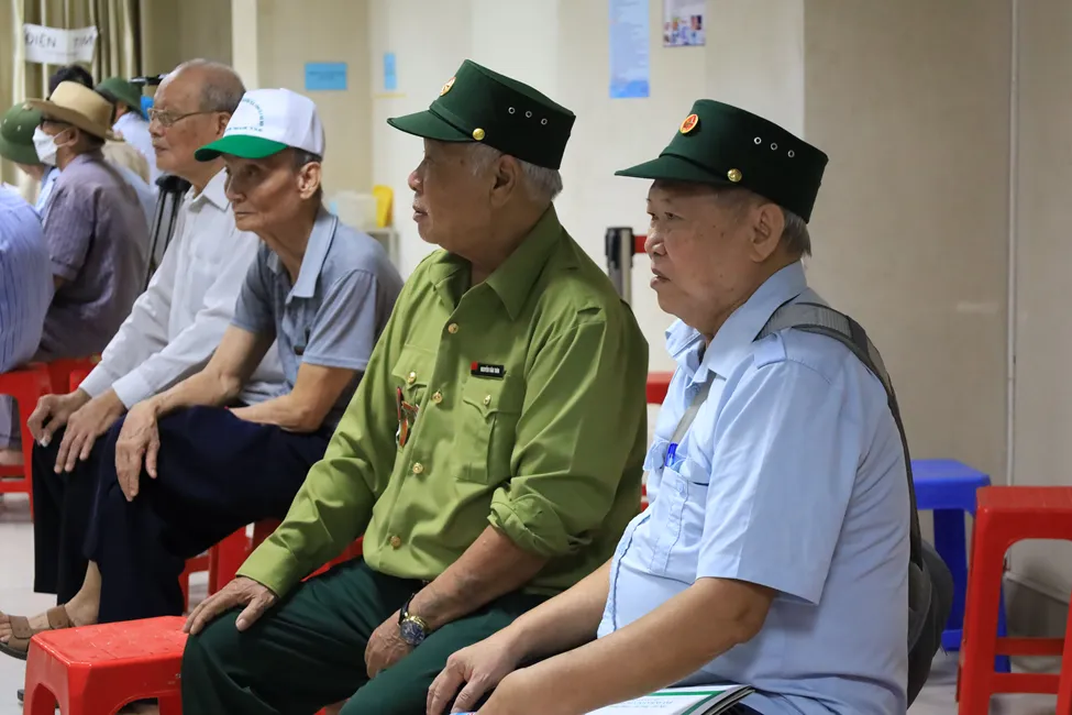 Bệnh viện Nội tiết Trung ương kh&aacute;m, tặng qu&agrave; cho 181 đối tượng ch&iacute;nh s&aacute;ch - Ảnh 2.