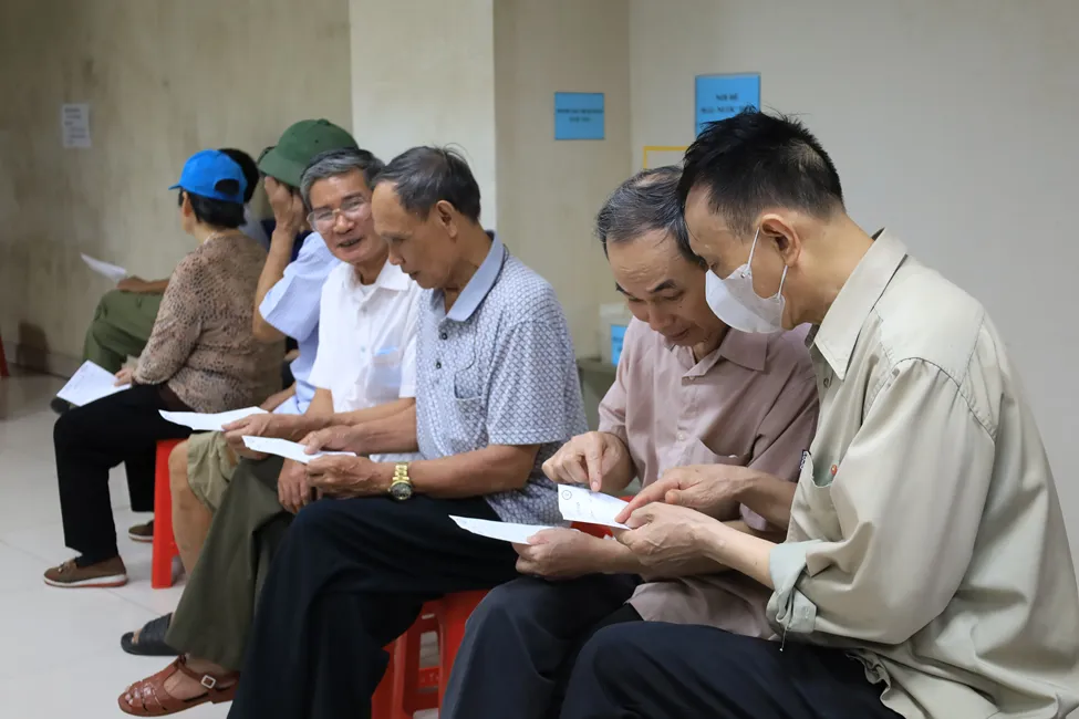 Bệnh viện Nội tiết Trung ương kh&aacute;m, tặng qu&agrave; cho 181 đối tượng ch&iacute;nh s&aacute;ch - Ảnh 9.