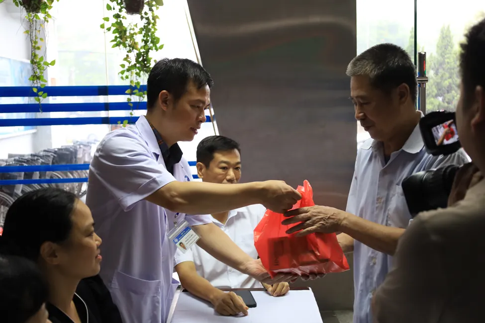 Bệnh viện Nội tiết Trung ương kh&aacute;m, tặng qu&agrave; cho 181 đối tượng ch&iacute;nh s&aacute;ch - Ảnh 6.