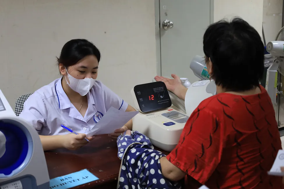 Bệnh viện Nội tiết Trung ương kh&aacute;m, tặng qu&agrave; cho 181 đối tượng ch&iacute;nh s&aacute;ch - Ảnh 8.