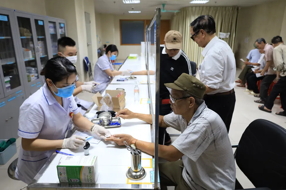 Bệnh viện Nội tiết Trung ương kh&aacute;m, tặng qu&agrave; cho 181 đối tượng ch&iacute;nh s&aacute;ch - Ảnh 3.