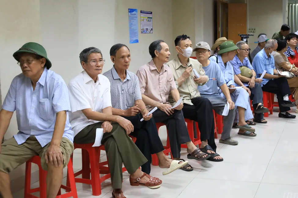 Bệnh viện Nội tiết Trung ương kh&aacute;m, tặng qu&agrave; cho 181 đối tượng ch&iacute;nh s&aacute;ch - Ảnh 7.