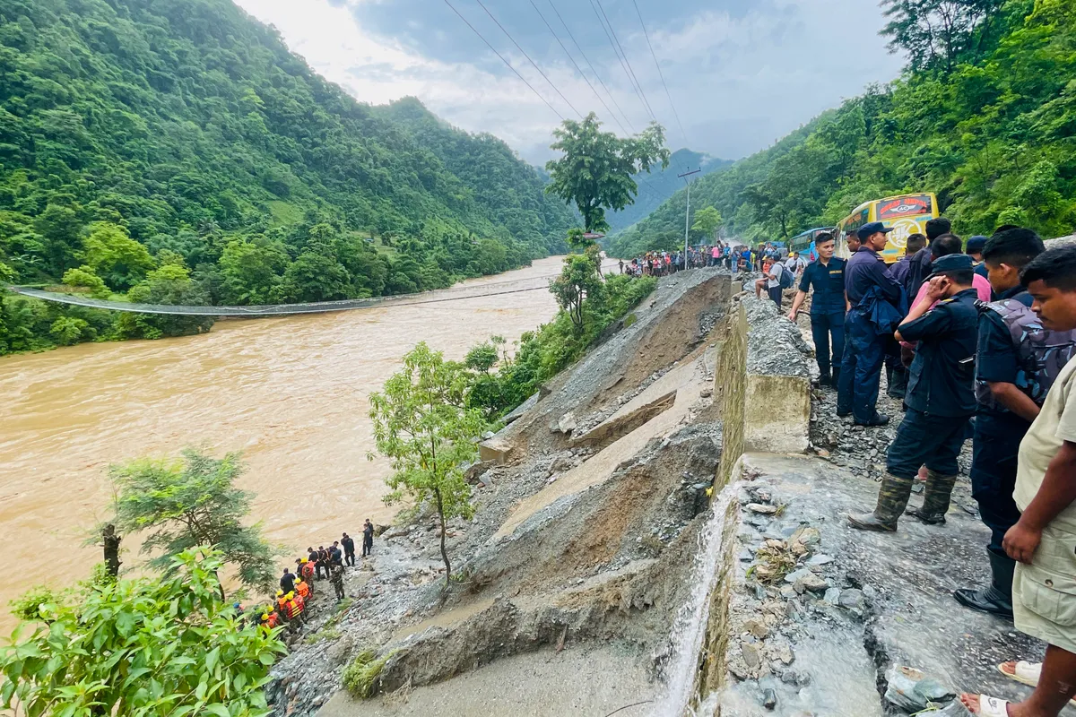 Tìm thấy thi thể nạn nhân đầu tiên trong vụ lở đất cuốn trôi xe bus ở Nepal - Ảnh 1.