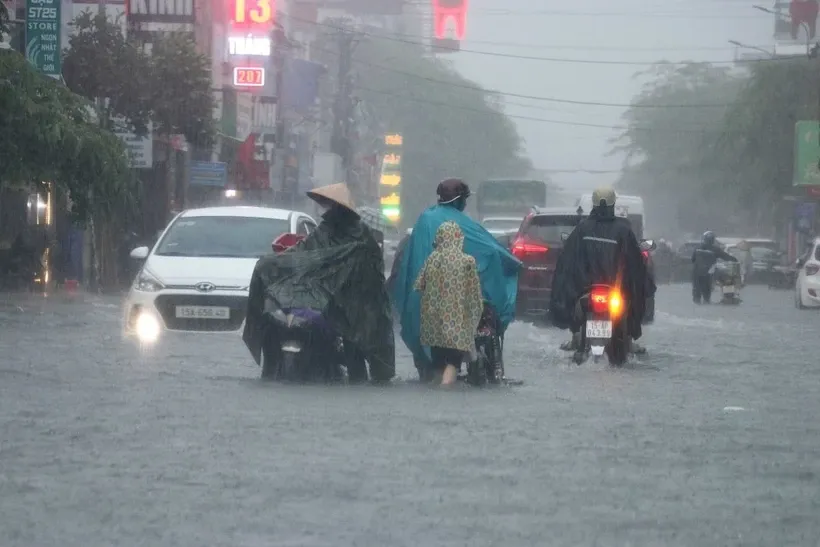 Mưa to trên đất liền, các vùng biển có gió mạnh và sóng lớn - Ảnh 1.