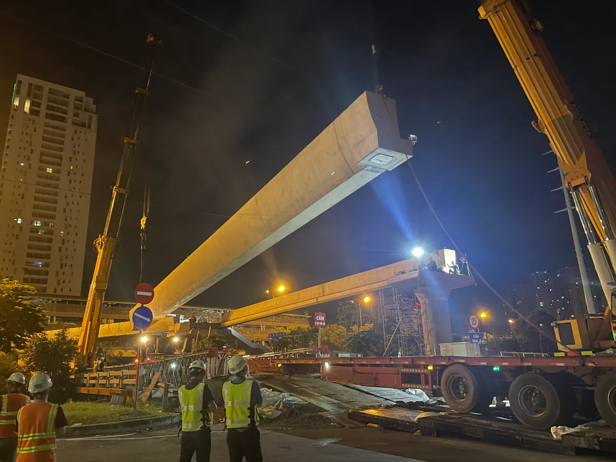 Tiến độ thi công cầu bộ hành tuyến Metro số 1 hiện ra sao? - Ảnh 1.