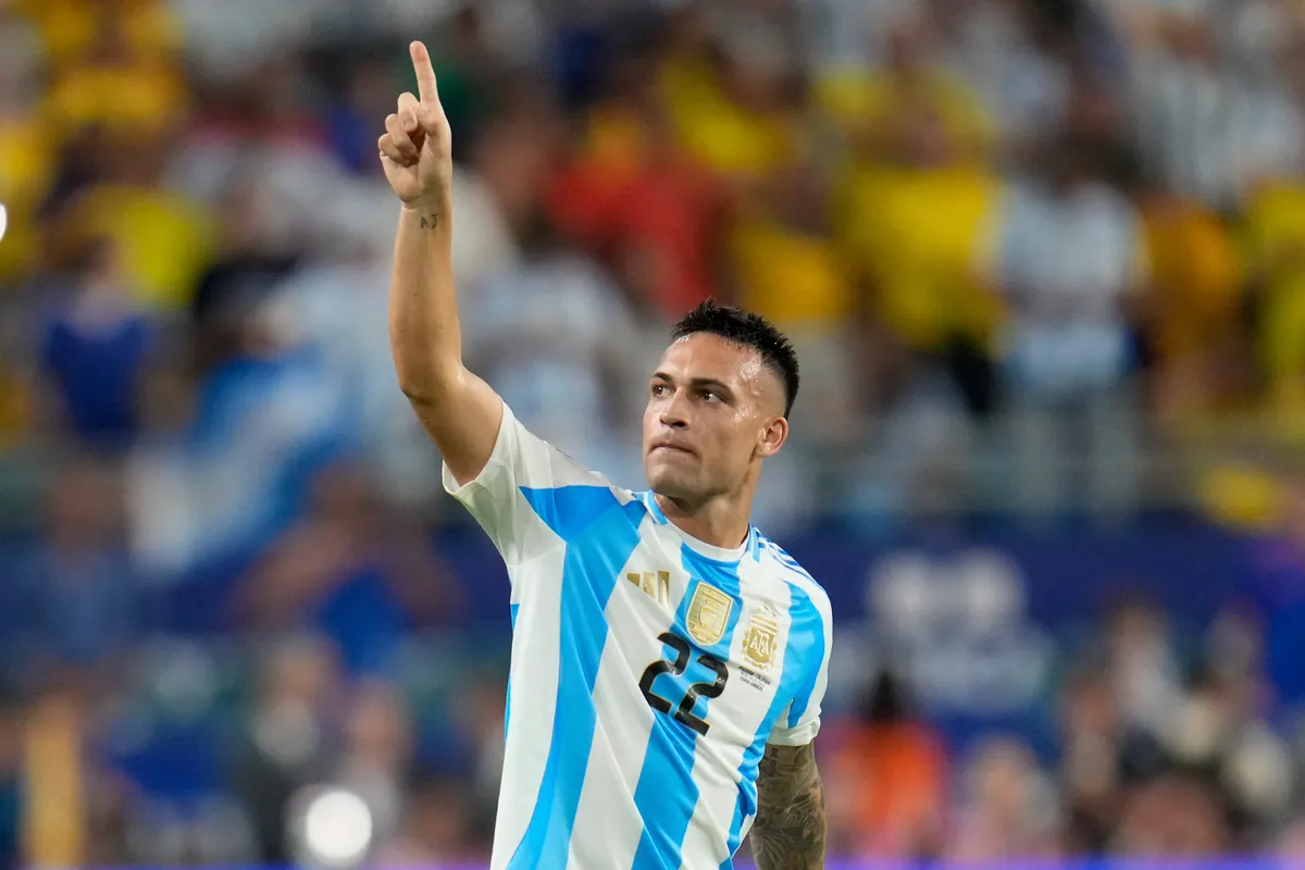 Argentina 1-0 Colombia: Messi khóc rời sân, Lautaro Martinez đóng vai người hùng | Chung kết Copa America - Ảnh 2. Argentina 1-0 Colombia: Messi khóc rời sân, Lautaro Martinez đóng vai người hùng | Chung kết Copa America - Ảnh 2.