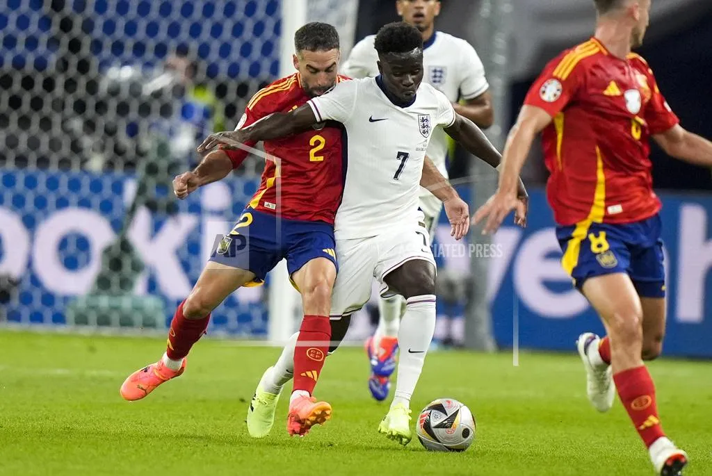 Dani Carvajal bảo Bukayo Saka ngừng khóc sau sự cố trong trận chung kết Euro 2024 - Ảnh 1. Dani Carvajal bảo Bukayo Saka ngừng khóc sau sự cố trong trận chung kết Euro 2024 - Ảnh 1.